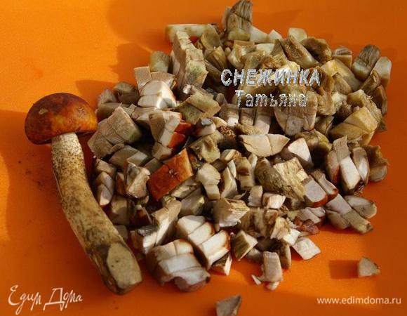Грибы чистим, моем, нарезаем небольшим кубиком. Заливаем кипятком. Даём постоять до полного остывания. Затем сцеживаем воду, грибы промываем. 