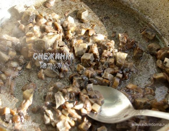 На сковороде разогреваем оливковое масло. Обжариваем грибы, чтобы насытить их ароматом. Солим, перчим по вкусу.