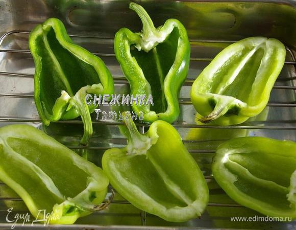 Перцы разрезаем на половинки, сохранив плодоножку. Очищаем от семечек. Кладём в форму для запекания. У меня форма с решёткой, я положила на неё.