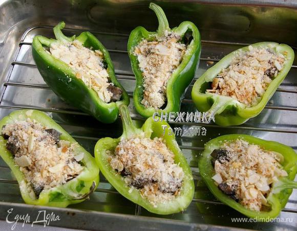 В половинки перцев раскладываем грибы. Затем сухую смесь из миндаля. 