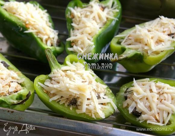 Посыпаем сверху тёртым сыром. Отправляем запекаться в разогретую до 180С духовку на 30-35 минут. 