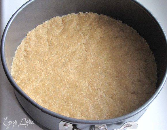 Выложить получившуюся массу в разъемную форму, равномерно распределить и поставить в холодильник на 30 минут.