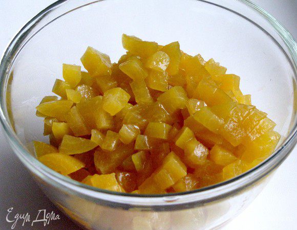 Тем временем, порежьте персики мелким кубиком.