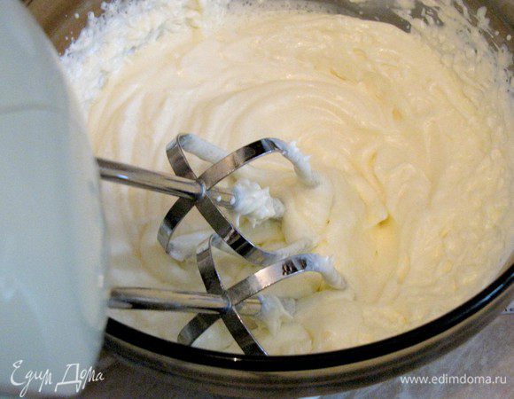 Сливки вылейте в миску, добавьте сахар и взбейте.