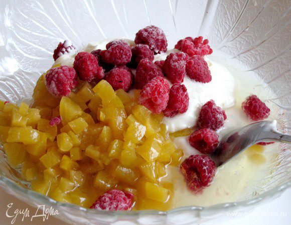 Соедините взбитые сливки, йогурт, желатин, лимонный сок. Добавьте персики и горсть малины. Все аккуратно перемешайте.