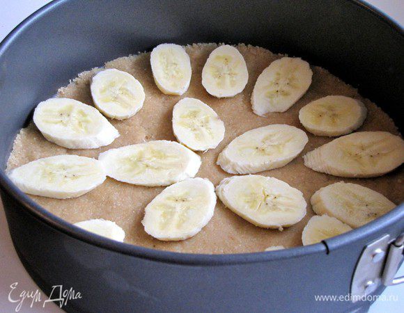 На торт выложить 1-2 порезанных банана.