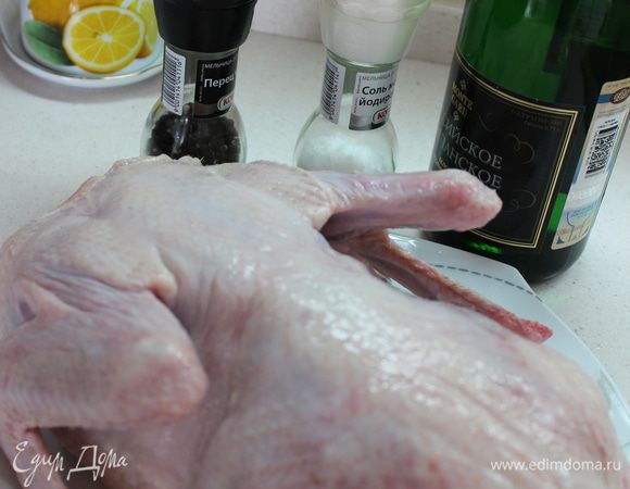 Утку хорошо промыть, присыпать снаружи и внутри солью и свежемолотым перцем