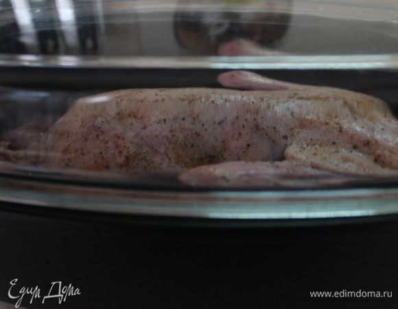 Накрыть крышкой и поставить запекаться в разогретый до 230 градусов духовой шкаф…несколько раз во время приготовления следует полить утку образовавшимся бульоном