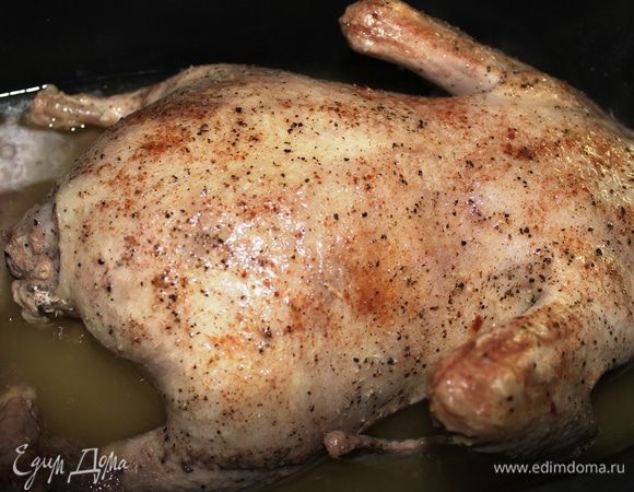 Запекать 1 час…затем снять крышку и запекать еще минут 15, чтобы утка подрумянилась сверху