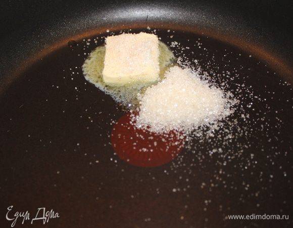 Для карамелизованных яблок: распустить в сковороде сливочное масло и сахар…
