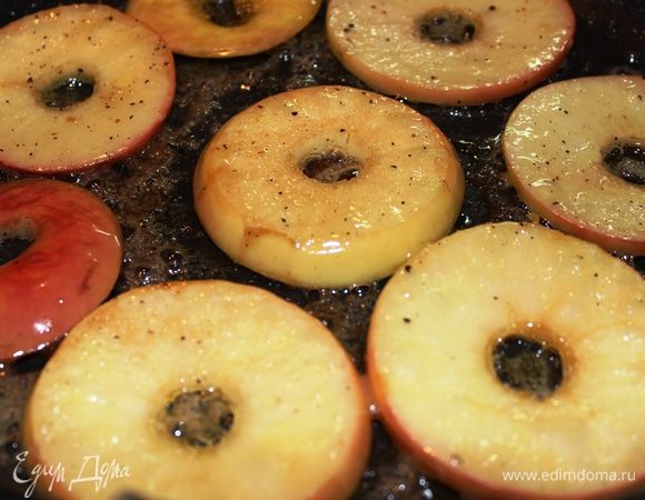 присыпать их перцем и поджарить в сахарном сиропе с двух сторон