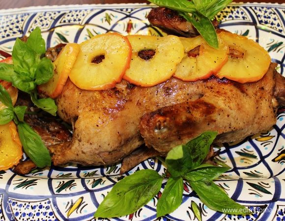 Как только утка подрумянится, блюдо готово…подавать с карамелизованными яблоками. Приятного аппетита!!!