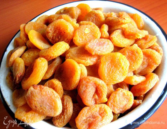 Курагу промываем каждую, отжимаем... О пользе кураги не буду повторяться, об этом хорошо написала Вета внизу в рецепте "Сладкий суп"...http://www.edimdoma.ru/retsepty/57742-sladkiy-sup-iz-detstva