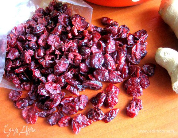 Так как классический компот варится из сухофруктов, возьмём, что есть в наличии...,например, клюкву! Она и цвет и пользу даст)))