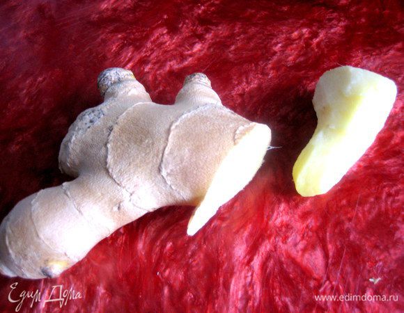 От имбиря отрезаем вот такой кусочек (шириной 1 см и с отростком 3 см в длину), очищаем.