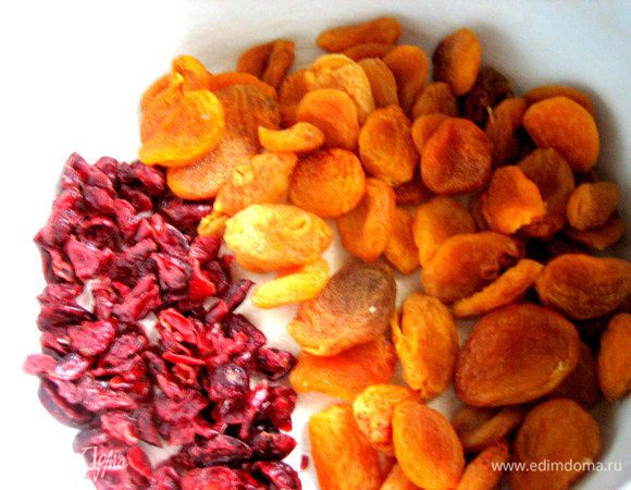 В кастрюлю высыпаем сухофрукты...