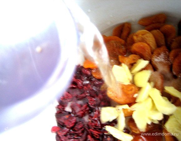 Заливаем водой из фильтра и ставим на огонь... Варим минут 10 после закипания.