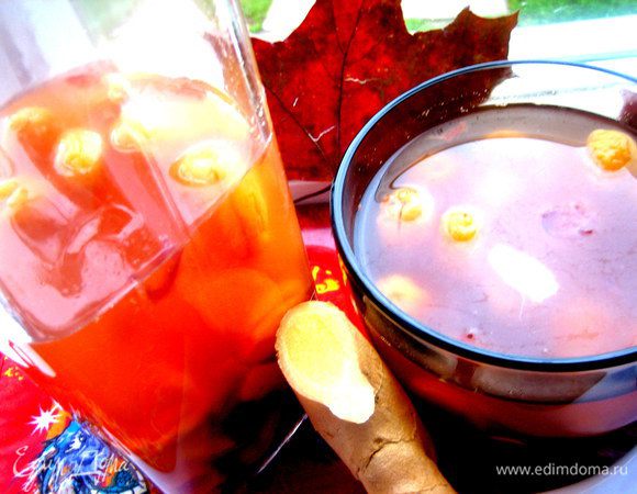 Компот настаиваем под крышкой без огня не менее 10 минут и переливаем в кувшин.