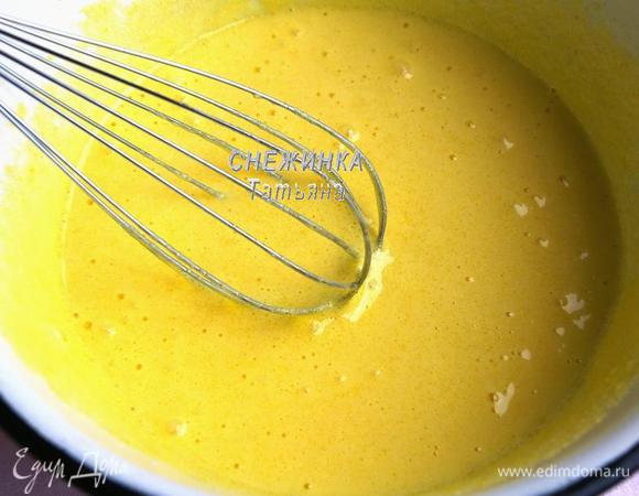 Яйца хорошо растираем венчиком с сахаром и ванилином.