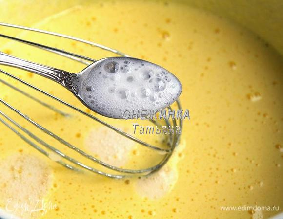 Добавляем гашенную соду. Перемешиваем.