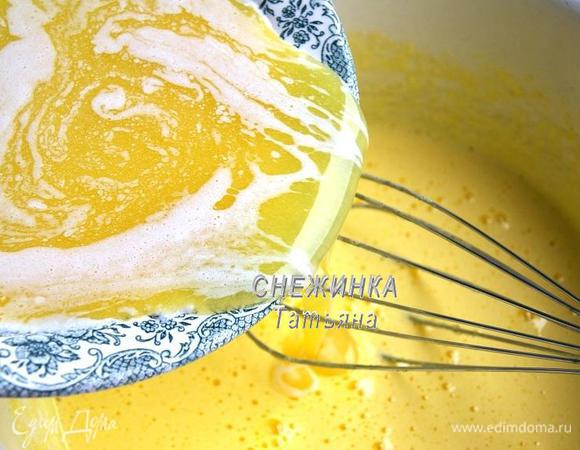Масло (маргарин) растапливаем. Вливаем к яичной массе. Снова хорошо перемешиваем.