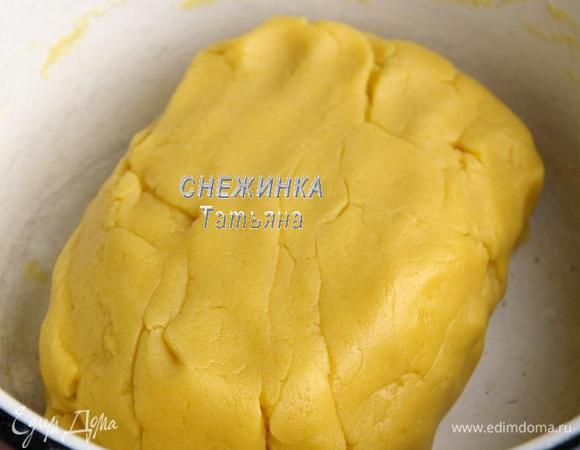 Добавляем муку. Вымешиваем тесто. Оно не крутое, остается мягкое, но держит форму.