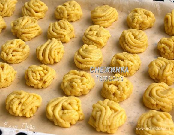 Стараемся делать его приблизительно одинакового размера, чтобы время выпечки не повлияло на приготовление. Выкладываем заготовки на противень, выстланный бумагой для выпечки. У меня получилось 30 штук, это ровно на противень.