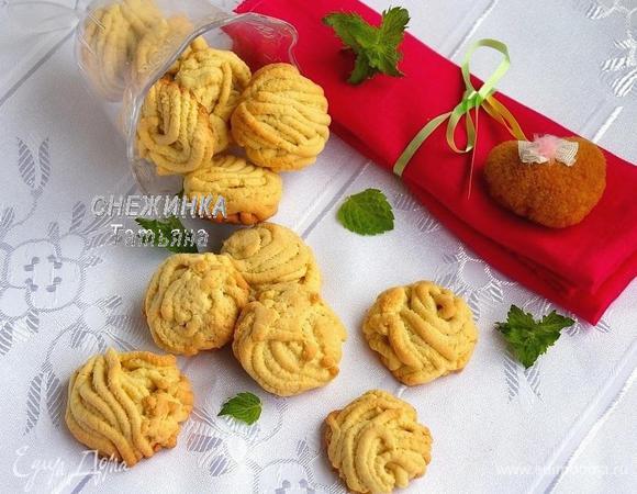 Перекладываем готовое печенье, чтобы оно остыло. Завариваем чай или кофе… наливаем молоко, кефир или компот…и угощаемся! Печенье остывает очень быстро!