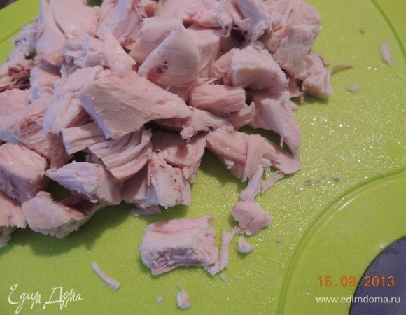Отварить куриную грудку, остудить. Затем порезать ее не очень крупно.