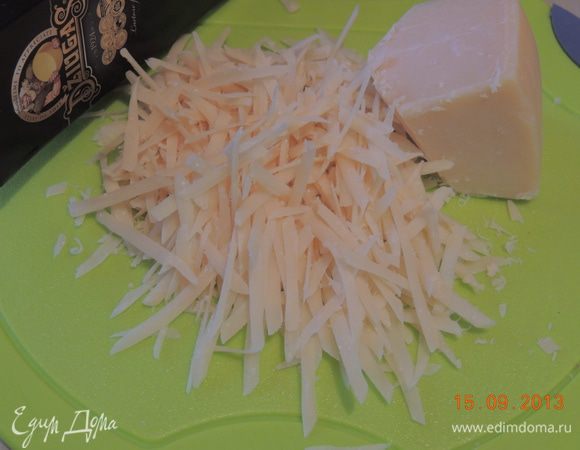 Потереть сыр на терке. Я использую крупную терку, чтобы вкус сыра ощущался. Тем более когда он такой необычный!