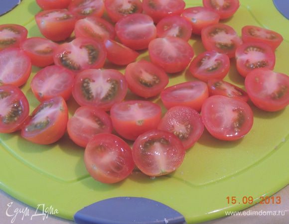 Мелко порезать помидоры. У меня черри, они удобнее всего, их достаточно порезать просто пополам.