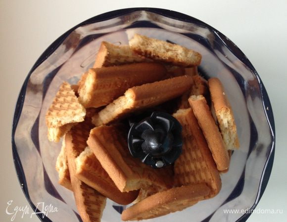 Измельчить печенье и миндаль в крошку.