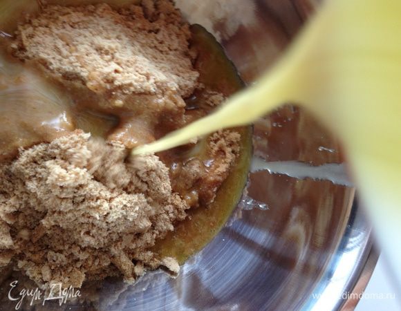 Добавить растопленное сливочное масло. Все перемешать.