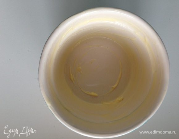 Смазать формы маслом. Я взяла маленькие формы, но можно и одну большую.