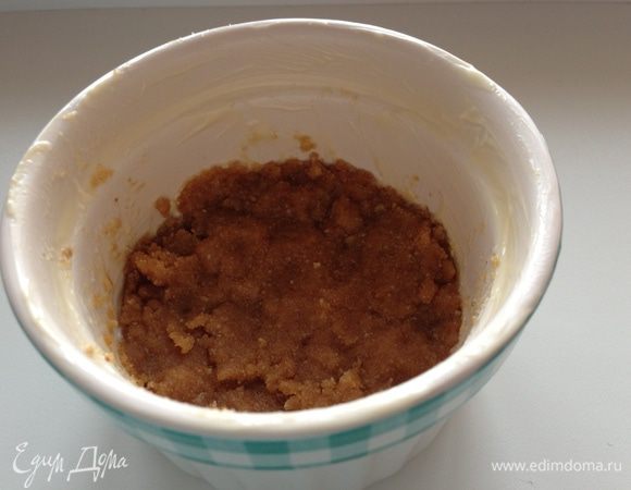 Массу выложить в формы и запекать 7 мин.