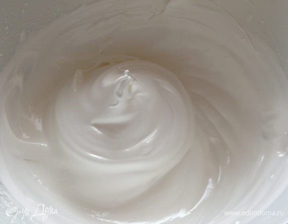 Яичные белки взбить в пышную пену, всыпать сахарную пудру и взбивать еще 1 мин. Белковый крем выложить на яблочную начинку. Выпекать да красивой коричневатой корочки.