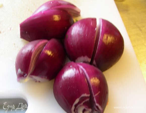 Лук нарезаем на средние кусочки.