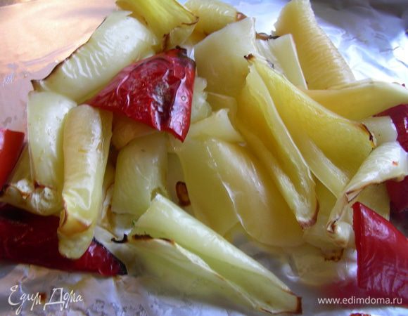 Перец — на кусочки. Я его запекла в духовке до мягкости.