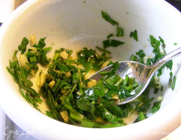 Для маринада розмарин моем, сушим, отделяем иголочки и мелко измельчаем их. Рубим петрушку. Мелко нарезаем чеснок. Все перемешиваем, добавив оливковое масло, соль, перец.