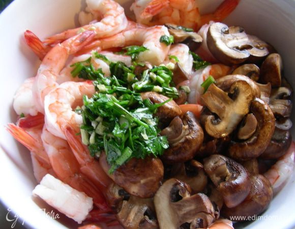 В большой салатнице соединяем креветки, овощи и грибы. Добавляем наш маринад и все хорошо перемешиваем.