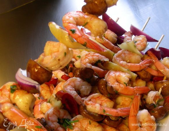 Чередуя овощи с грибами и креветками, нанизываем на деревянные шпажки. Готовим на гриле или в духовке. 