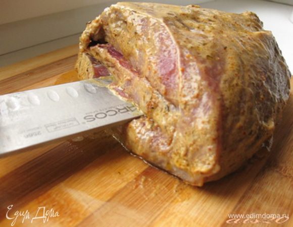 В мясе, со стороны разреза, сделать надрезы в виде двух "кармашков". Посолить мясо.