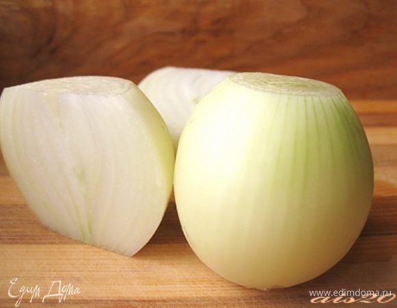 Лук мелко нарезать и пассеровать на разогретой сковороде с небольшим количеством растительного масла.