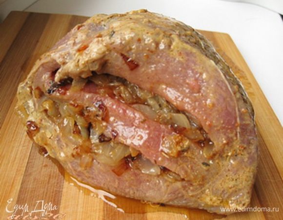 Нафаршировать "кармашки" в мясе пассерованным луком и скрепить края деревянными шпажками.