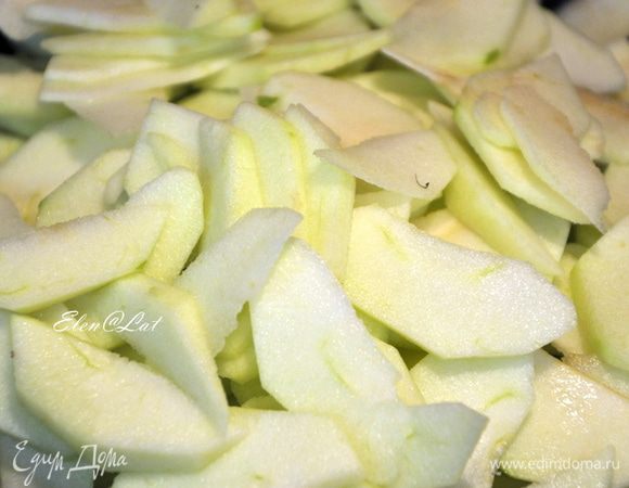 Яблоки порежьте тонкими ломтиками, смешайте с сахаром и с небольшим количеством воды и ванильного сахара. Поджарить  в сотейнике. Хорошо дать остыть.