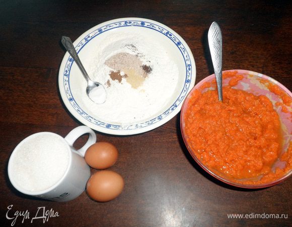 В отдельной посуде взбиваем яйца с сахаром.