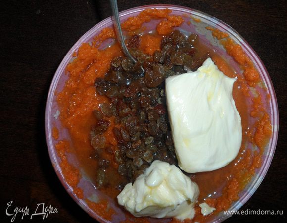 Также отдельно запариваем изюм кипятком, отцеживаем лишнюю воду и перемешиваем с размягченным маргарином. 