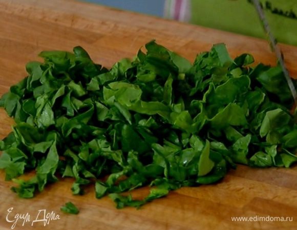 Шпинат крупно порезать.