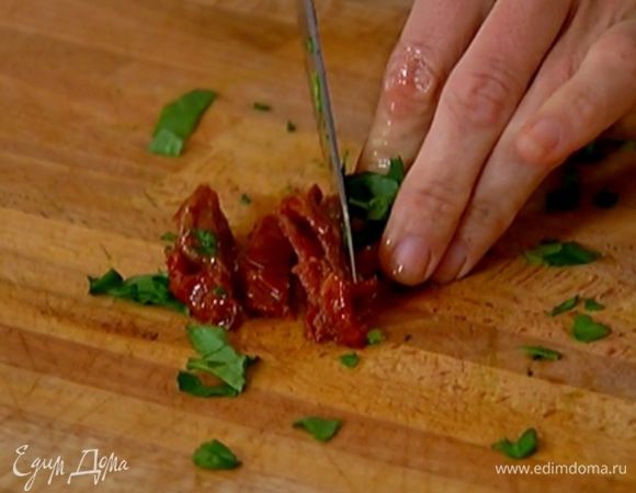 Вяленые помидоры нарезать маленькими кусочками.