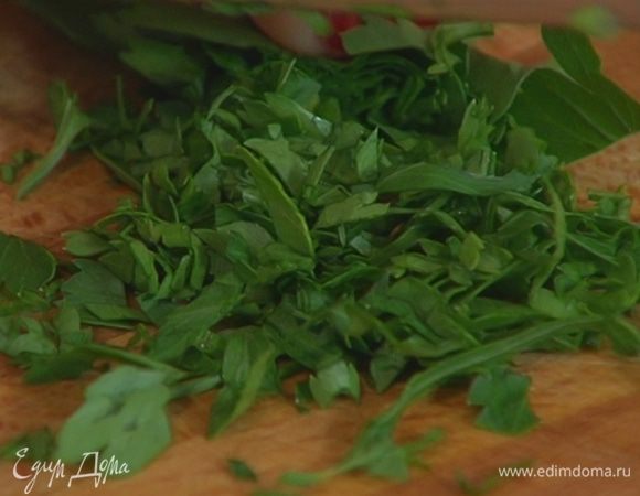 Кинзу мелко порубить.